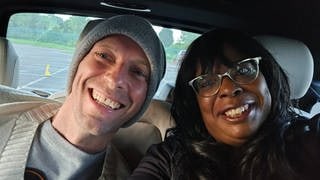 Ein Selfie von Coldplay-Sänger Chris Martin und Coldplay-Fan Saundra Glenn, sie sitzen zusammen in einem Auto