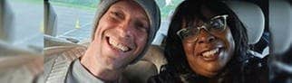 Ein Selfie von Coldplay-Sänger Chris Martin und Coldplay-Fan Saundra Glenn, sie sitzen zusammen in einem Auto