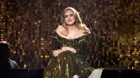 Adele singt ihr Konzert auf dem Flügel sitzend im Glitzergoldkleid.