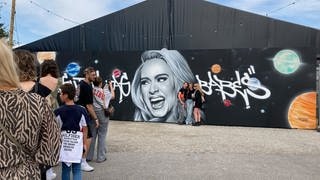 Schlange stehen vor der Selfie-Wand beim Konzert von Adele in München am 2.8.2024