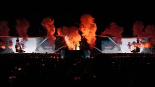 Konzert von Adele am 2.8.2024 in München: Hier ist die Bühne zu sehen mit einer großen Feuer-Show.