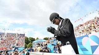 Snoop Dogg schaut beim Dressurreiten in Paris bei den Olympischen Spielen im Reitoutfit zu