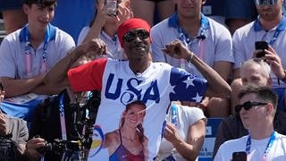 Snoop Dogg sitzt bei den olympischen Spielen im Publikum beim Beachvolleyball USA gegen Frankreich