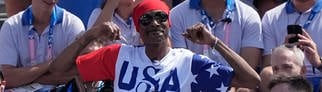 Snoop Dogg sitzt bei den olympischen Spielen im Publikum beim Beachvolleyball USA gegen Frankreich