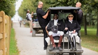 Snoop Dogg fährt eingekleidet im Reitoutfit in einem Golfcaddy zum Dressurreiten bei den Olympischen Spielen