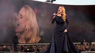 Sängerin Adele am 2.8.2924 beim Konzert in München, singend in Abendkleid auf der Bühne.