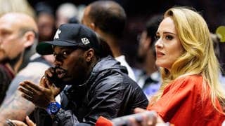 Sängerin Adele sitzt neben Rich Paul