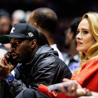 Sängerin Adele sitzt neben Rich Paul