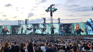 Konzert von Adele in München zum Auftakt der Eventreihe am 2.8.2004, Bühne mit Publikum.