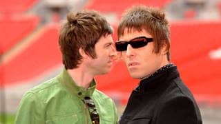 Die Brüder Noel (l) und Liam Gallagher von der Band Oasis im Jahr 2008