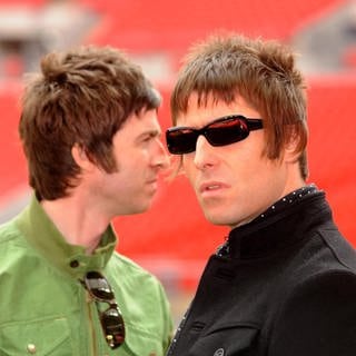 Die Brüder Noel (l) und Liam Gallagher von der Band Oasis im Jahr 2008