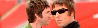 Die Brüder Noel (l) und Liam Gallagher von der Band Oasis im Jahr 2008