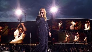 Sängerin Adele steht in München bei einem Konzert am 2.8.2024 auf der Bühne und singt. Währenddessen gibt es Wirbel um Tickets für 35 Euro.