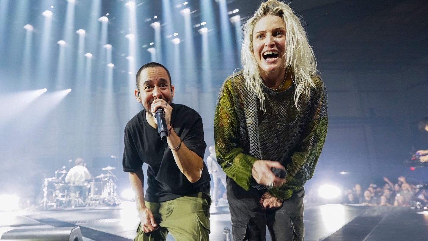 Man sieht Mike Shinoda (links) und Emily Armstrong von Linkin Park bei einem Konzert. Nach sieben Jahren Pause hat sich die US-Band zurückgemeldet.