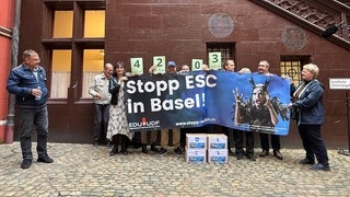 Vertreter der Schweizer Partei EDU bei der Unterschriften-Einreichung für ihr Referendum „Stopp ESC in Basel“