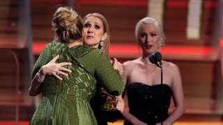 Celine Dion überreicht Adele (im grünen Kleid) den Preis für den Song des Jahres (