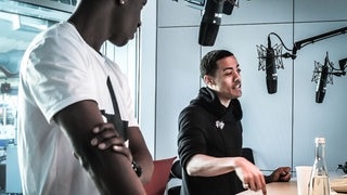 Nico & Vinz machen seit 2011 zusammen Musik, angefangen hatten sie unter dem Namen „Envy“. Weil der aber zu häufig vorkommt, nennen sie sich jetzt bei ihren echten Namen. Die lauten vollständig: Nicol