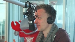 Joris erzählt, dass er Kristian schon sehr gut aus dem Radio kennt...