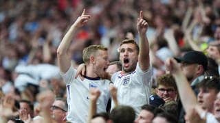 Fans feiern England bei der Fußball-EM 2024 und singen „Sweet Caroline“