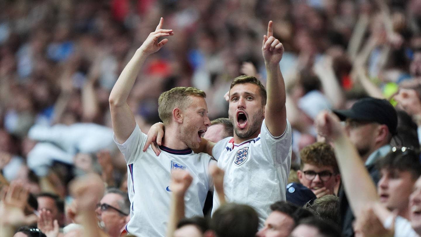 Fans feiern England bei der Fußball-EM 2024 und singen „Sweet Caroline“ von Neil Diamond. Wir haben für euch die Lyrics und die Übersetzung.