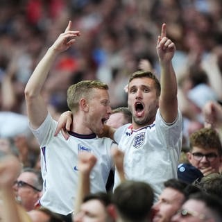 Fans feiern England bei der Fußball-EM 2024 und singen „Sweet Caroline“ von Neil Diamond. Wir haben für euch die Lyrics und die Übersetzung.