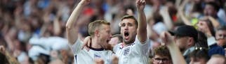 Fans feiern England bei der Fußball-EM 2024 und singen „Sweet Caroline“ von Neil Diamond. Wir haben für euch die Lyrics und die Übersetzung.