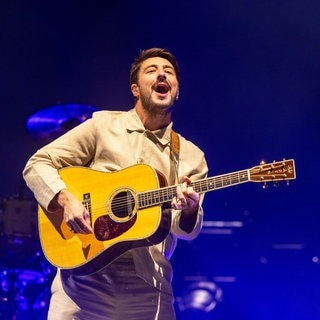 Marcus Mumford live mit Gitarre von der Band Mumford & Sons 