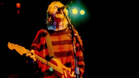 Kurt Cobain steht auf einer Bühne und performed mit der Band Nirvana Smells like Teen Spirit