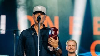 Fury in the Slaughterhouse haben den Pioneer of Pop-Award beim SWR3 New Pop Special von Thees Uhlmann überreicht bekommen