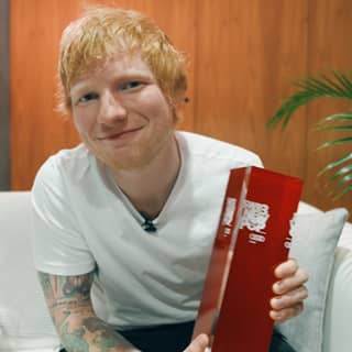 Ed Sheeran mit seinem „SWR3 Pioneer Of Pop”-Award 2022