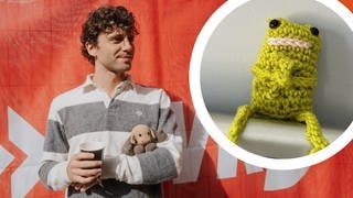 Mark Ambour hält einen gehäkelten Elch in den Armen. Daneben ist sein gehäkelter Frosch eingeblendet.