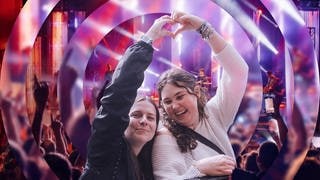 Zwei junge Frauen feiern vor der Bühne beim SWR3 New Pop Festival.