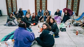 Fans von Dylan warten beim SWR3 New Pop Festival vor dem Konzert.