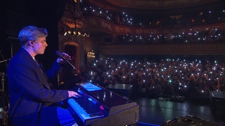 Sänger Ennio spielt ein Konzert im Theater in Baden-Baden beim New Pop Festival.