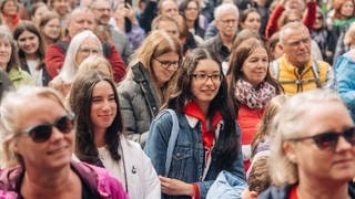  Besucherinnen und Besucher beim SWR3 New Pop Festival 2024.