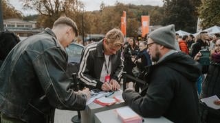 Besucherinnen und Besucher beim SWR3 New Pop Festival 2024.