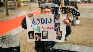 SWR3 New Pop Festival: Ein Fan präsentiert stolz sein Plakat, auf dem steht: „Ásdís I love you“.