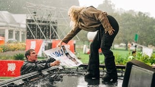 Beim SWR3 New Pop Festival übergibt ein Fan im Regen ein Plakat an Ásdís.