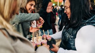 Besucher beim SWR3 New Pop Festival essen ein Eis.