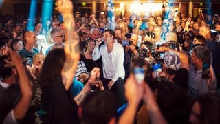 Besucherinnen und Besucher auf dem New Pop Festival 2024.