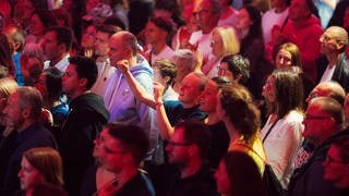 Besucherinnen und Besucher auf dem New Pop Festival 2024.