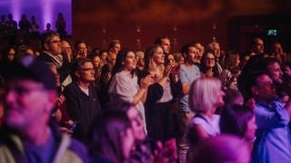 Besucherinnen und Besucher auf dem New Pop Festival 2024.