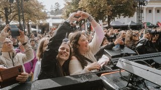 Besucherinnen und Besucher auf dem New Pop Festival 2024.