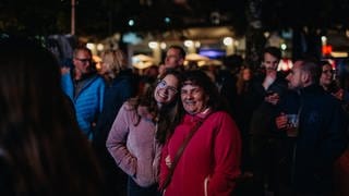 Besucherinnen und Besucher auf dem New Pop Festival 2024.