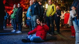 Besucherinnen und Besucher auf dem New Pop Festival 2024.