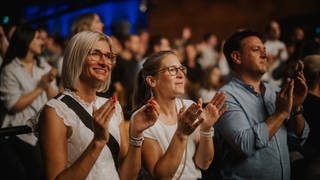 Besucherinnen und Besucher auf dem New Pop Festival 2024.