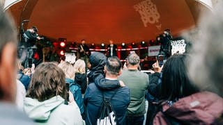 Besucherinnen und Besucher auf dem SWR3 New Pop Festival 2024