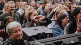 Besucher und Besucherinnen auf dem SWR3 New Pop Festival