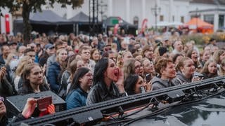 Besucher und Besucherinnen auf dem SWR3 New Pop Festival