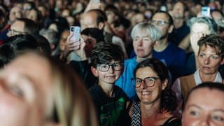 Besucherinnen und Besucher auf dem SWR3 New Pop Festival 2024.